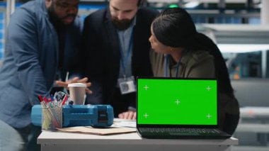 Yüksek teknoloji uzmanlarından oluşan çok ırklı bir ekip, bir güneş enerjisi fabrikasında fotokopi alanı ile çalışıyor, sistemleri geliştirme ve teknik gelişim için stratejik planlamayı vurgulama fikirlerini paylaşıyor. Kamera A.