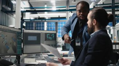 Fabrika yöneticileri çeşitli ekipler üretim ölçümleri, endüstriyel yenilikleri ve çevre dostu temiz enerji gelişimini destekleyen içgörüleri paylaşıyorlar. Güneş enerjisi gelişimi. Kamera B.