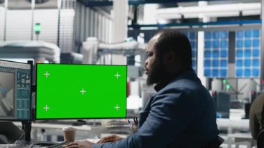 Siyahi adam, güneş paneli üretimini fotokopi alanıyla kontrol ediyor. Alternatif enerji üretimindeki hayati rol için yapılan denetim sırasında kontrol listesini inceliyor. Teknoloji altyapısı. Kamera A.