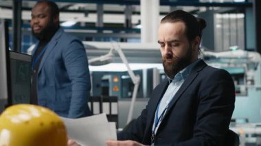 Çok ırklı mühendislik danışmanları, güneş enerjisi üretim süreci için birlikte çalışarak altyapı ve iş gelişimini güçlendiriyor. Bitkide yenilenebilir enerji. Kamera A.