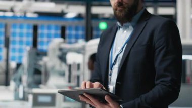 Genel müdür, temiz enerji endüstrisi ekipmanlarıyla modern üretim hattını sembolize eden bir güneş paneli imalat tesisinde teftiş yapıyor. Sürdürülebilir çözümler. Kamera A.