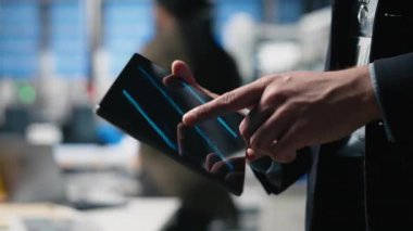 Bir güneş enerjisi fabrikasında kalite kontrol mühendisi endüstriyel operasyonları değerlendiriyor, şirket denetimi ve verimliliğini yansıtmak için takım elbise giyiyor. Sürdürülebilir enerji süreci. Kamera A.