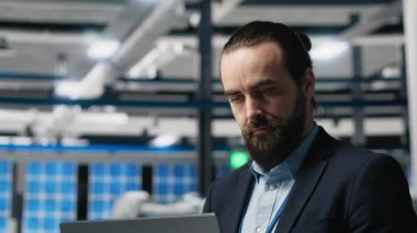 Güneş paneli montaj hattını izleyen bir giysi içindeki tesis denetleyicisi, profesyonel işgal ve yenilenebilir enerji büyümesine idari düzeyde katılımı yansıtıyor. Dayanıklılık. Kamera A.