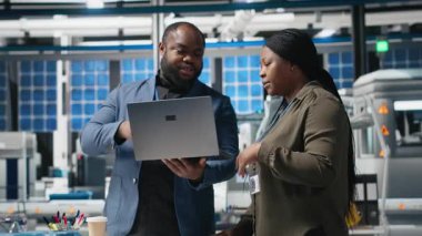 Siyah fabrika müfettişleri üretim süreci hakkında brifinge katılıyor, üretim hattını ve dosyalardaki ölçümleri gözden geçiriyorlar. Yenilenebilir enerji gelişimini destekliyorum. Kamera A.