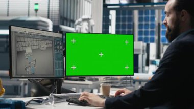 Güneş paneli uzmanı yeşil ekran kullanıyor ve endüstriyel içgörü ile sürdürülebilir çözümler ve kalkınma için temiz enerji hedeflerini birleştiren üretim stratejisini denetliyor. Kamera A.