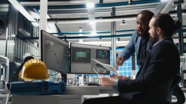 Uzman mühendislerden oluşan çeşitli bir ekip güneş paneli ölçümleri üzerinde teftiş yaparak, temiz bir alternatif fotovoltaik fabrikasında kurumsal gözetim ve kalite kontrolünü birleştiriyor. Kamera B.