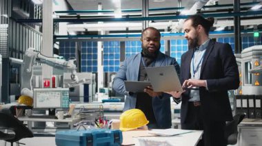 Yüksek teknolojili bir güneş paneli fabrikasındaki veri ve kontrol listelerini inceleyen çeşitli analistlerden oluşan bir ekip, üretim sürecinin sürdürülebilir enerji ve yenilik standartlarını karşılamasını sağlıyor. Kamera B.