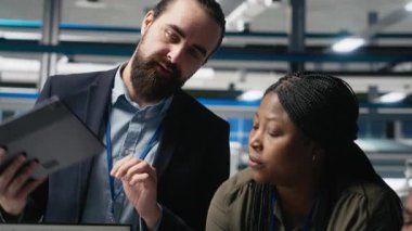 Yüksek teknolojili bir güneş paneli fabrikasında veri ve kontrol listelerini inceleyen bir grup profesyonel danışman, üretim sürecinin sürdürülebilir enerji ve yenilik standartlarını karşılamasını sağlıyor. Kamera A.