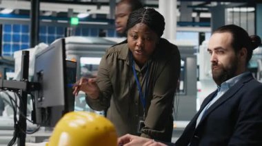 Endüstri uzmanları çeşitli ekipler güneş paneli fabrikasında beyin fırtınası yaparak yenilenebilir enerji ve altyapıyı geliştirmek için yeni fikirler ürettiler. Yüksek teknoloji ürünü. Kamera A.