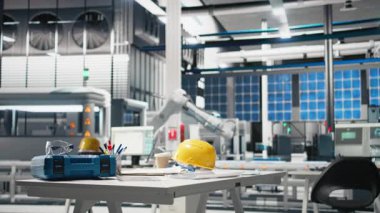 Boş masa ve güvenlik teçhizatı olan yüksek teknoloji güneş pili üretim süreci, yeşil enerjiyi garanti altına almak için güneş panelleri yapımında kullanılan modern çalışma alanı. Endüstriyel makine montaj hattı.