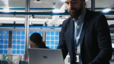 Denetleyici analist, yeşil enerjinin geleceğinde teknik hassasiyet ve kurumsal stratejiyi temsil eden, fabrikadaki güneş panelleri üretim hattını değerlendirdi. Üretimi denetliyor. Kamera A.