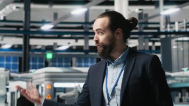 İş sahibi ve vizyoner konuşmacı, güneş santralinde üretim hattı için temiz bir enerji stratejisi sunarak, sürdürülebilir çözümler yaratmak ve başlangıç büyümesi için iş hakkındaki görüşlerini paylaşıyor. Kamera A.