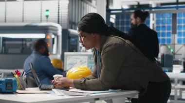 Genel müdür, endüstriyel operasyonlar dahilinde yenilenebilir enerji için kurumsal verimliliği gösteren bir güneş enerjisi üretiminde kullanılan üretim hattı sistemini inceliyor. Kamera A.