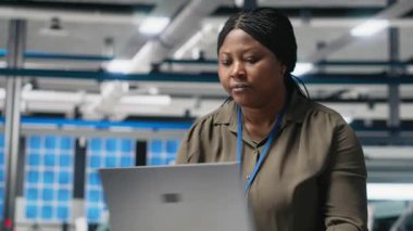 Güneş enerjisi üretimi üzerinde kalite kontrolü yapan kadın endüstriyel uzman, altyapı geliştirme ile daha ucuz alternatif enerji sergiliyor. Endüstri mühendisliği. Kamera A.