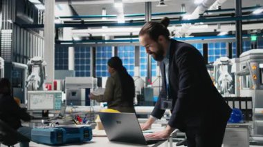 Alternatif enerji ekipmanlarını denetleyen endüstriyel iş uzmanları, kalite kontrolü ve fotovoltaik imalat endüstrisine dikkat çekiyor. Güneş enerjisi santrali. Kamera B.