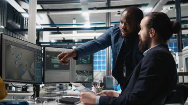 Çeşitli mühendislerden oluşan bir ekip yüksek teknoloji endüstriyel fabrikalardaki güneş enerjisi performansını değerlendirip sürdürülebilir enerji gelişimine odaklanıyor. Modern operasyonlar için alternatif güç. Kamera B.