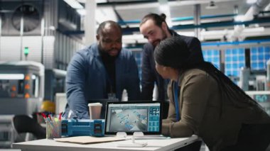 Afro-Amerikan üretim uzmanları yenilenebilir enerji ve endüstriyel işlemler için üretim hattının geliştirilmesini planlamak üzere bir güneş enerjisi santralinde toplandılar. Kamera B.