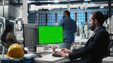 Bir güneş paneli fabrikasındaki erkek teknisyen sistem performansı için krom anahtar kullanır ve verimlilik ve işyeri güvenliğinin izlenmesinde önemli bir rol oynar. Yenilenebilir güç konsepti. Kamera B.