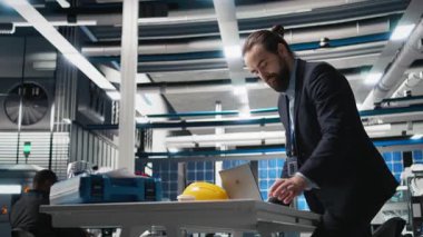 Sanayi işyerindeki güneş enerjisi üretim sistemlerini kontrol eden işletme yöneticisi, yenilenebilir enerji gelişimi için stratejik planlamayı vurguladı. Temiz güçte yenilik. Kamera B.