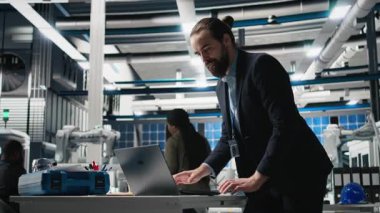 Denetleyici analist, yeşil enerjinin geleceğinde teknik hassasiyet ve kurumsal stratejiyi temsil eden, fabrikadaki güneş panelleri üretim hattını değerlendirdi. Üretimi denetliyor. Kamera B.