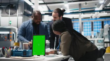 Çeşitli mühendislik ekipleri uzmanlıklarını güneş santralindeki izole ekranlarla ortaklık ve kurumsal sorumluluk yoluyla endüstriyel gelişimle paylaşıyor. Yetenekli danışmanlar. Kamera B.