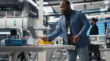 Afrika kökenli Amerikalı teknisyenler, fotovoltaik imalat endüstrisinde güneş enerjisi uzmanlığı ve verimliliğini birleştirerek kağıtlar ve dizüstü bilgisayarlarda performans ölçümlerine danışmanlık yapıyorlar. Kamera B.