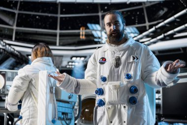 Neşeli astronot uzay istasyonundan gelen görüntülü arama sırasında Dünya 'daki komuta merkezi araştırmacılarıyla konuşuyor. Yıldız gemisindeki mutlu adam görevin ilerlediğini bildiriyor ve yer kontrolüyle sistem durumunu onaylıyor.