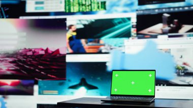 Bitmek bilmeyen pencerelerin önünde karışık ortam gösteren yeşil ekran dizüstü bilgisayar. Küresel izleyicilere içerik dağıtan video platformunu gösteren Mockup defteri ve dijital arayüz