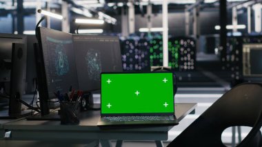 Yapay zeka iş yüklerini görüntülemek ve sunucu odası düzenini denetlemek için kullanılan krom anahtar dizüstü bilgisayar ve masaüstü bilgisayarı. Yapay zeka sistemlerini simüle edilmiş bilgisayar görevleri yoluyla destekleyen yeşil ekran defteri