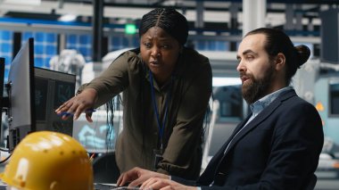 Endüstri uzmanları çeşitli ekipler güneş paneli fabrikasında beyin fırtınası yaparak yenilenebilir enerji ve altyapıyı geliştirmek için yeni fikirler ürettiler. Yüksek teknoloji ürünü. Kamera B.