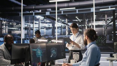 Veri Merkezi ekip lideri sinir ağlarını ve analitik iş akışını destekleyen sistem operasyonlarını denetliyor. Sunucu merkezi yöneticisi AI eğitim verilerini yöneten mühendislik ekibini izliyor, kamera A