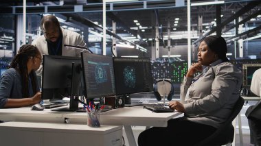 Veri merkezindeki kadın yazılım güncellemeleri yapıyor, makine öğrenme parametrelerini doğruluyor. Yapılandırmaları denetlemek için PC kullanan sunucu çiftliği bilişim uzmanı, en uygun uygulama performansını sağlama, kamera A