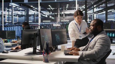 Yapay zekayı ekipman teçhizatlarına entegre eden bilişim uzmanını denetleyen baş veri merkezi yöneticisi. Operasyonel görevler için derin öğrenme kullanılarak sunucu tarım ekibi lideri denetimi altındaki Afrikalı Amerikalı çalışan, kamera A