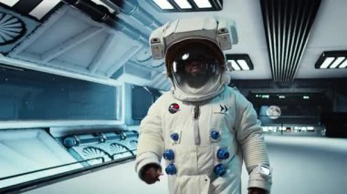 Kask takan bilim adamları son teknoloji uzay gemisinde yürüyor, güneş sisteminde kozmik yolculuk yapıyorlar. Yörünge istasyonunda kozmonot kıyafeti giyen Afro-Amerikan astronot, kamera A