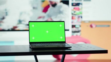 Krom anahtar defter ve video duvarı çeşitli medya kanallarıyla dolu. Sosyal ağların besleme etkinliğini gösteren dijital arkaplan önündeki izole ekran bilgisayarı