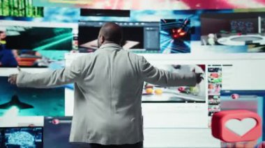 Kollarını açıp video duvarına bakan neşeli insan mutluluğu ifade ediyor, dijital çağ yaşam tarzının tadını çıkarıyor. Neşeli izleyiciler teknolojinin keyfini çıkarıyorlar dünya çapında insanlar arasında köprü kuruyorlar, kamera A