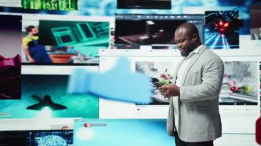 Mutlu insan telefonu kullanır, multimedya içeriğiyle iletişim kurar, beğeni gönderir. Neşeli adam sosyal ağlara göz atıyor akıllı telefondan ön panelde videolar, kamera A