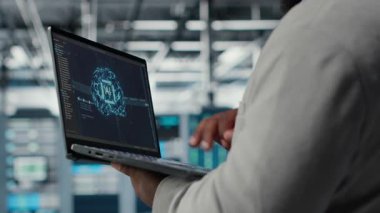 Altyapı yapay zeka öğrenme otomatikleştirmesi yapmak için laptop kullanarak sunucu merkezini kapat. Veri merkezi programcısı yapay zeka kullanarak bakım yapıyor, kamera B