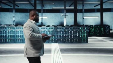 Sunucu odası yöneticisi altyapı yapay zeka öğrenme otomatikleştirmesi için dizüstü bilgisayar kullanıyor. Yüksek teknoloji veri merkezinde yapay zeka ve kamera A kullanarak bakım yapan bilişim uzmanı.