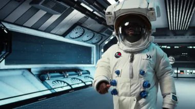 Uzay istasyonunun içinde miğfer takan astronot, düşman gezegen habitatında dış göreve hazırlanıyor. Yıldız gemisindeki adam dünya dışı gezegene iniş prosedürlerine başlıyor. Kamera A.