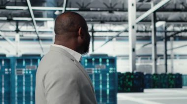 Veri merkezindeki mühendis, donanım teknisyenlerinin kullanıcı taleplerini inceliyor. Sunucu çiftliğindeki çalışan süper bilgisayarların trafik modellerini analiz ediyor, kamera B