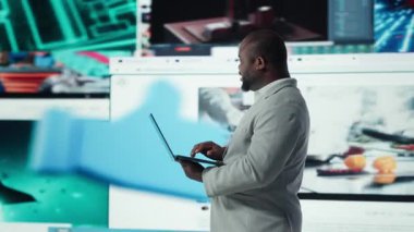 Neşeli adam dizüstü bilgisayarında yayın yapıyor, kişisel video tavsiyeleri alıyor. Not defteri kullanan iyimser kullanıcı, çok çeşitli çevrimiçi kliplere erişimin keyfini çıkarıyor, kamera A