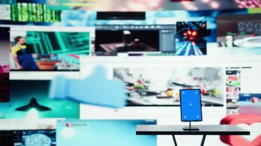 Video dağıtım servis arayüzü önündeki izole ekran tableti her yerde çalmayı sağlar. Popüler internet eğilimlerini vurgulayan videoların Mockup aygıtı ve canlı video bayrağı