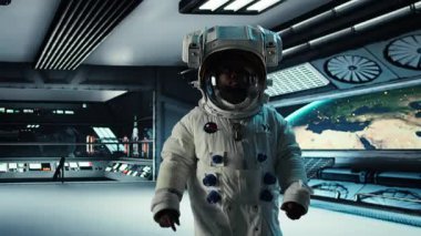 Yıldız gemisiyle uzayda seyahat eden miğfer takan bir araştırmacı yörüngede bilimsel deneyler yapıyor. Kozmik ekipman bilimcisi deneysel gözlemleri belgelemeye hazırlanıyor, kamera A