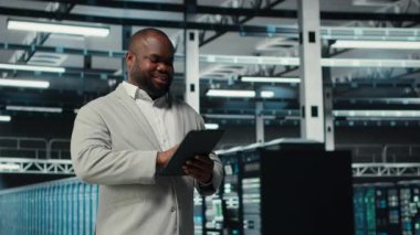 Sunucu odası çalışanı tabletteki yazılımı kullanarak sunucu bağlantı sorunları yaşıyor. Veri merkezi teknisyeninin şirket ağlarını güncellemesi aygıt, kamera B kullanarak donanım