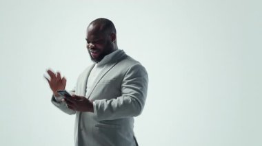 Mutlu insan telefon kullanır, dinlenmek için dijital video içeriği kullanır. Neşeli adamın sosyal ağlara göz atması akıllı telefondan modern ortamdaki yayın platformu arayüzü, kamera A 'nın önünde besleniyor.