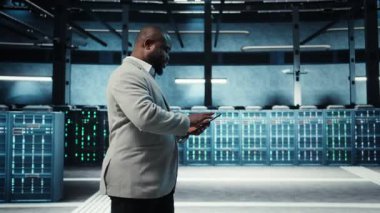 Veri merkezi mühendisi, sunucu donanımını ayarlıyor. Yapay zeka işleme operasyonlarına güç veriyor. Yönetici sunucu dizilerini denetler eğitim veri tabanlarını yönetir altyapı, kamera A