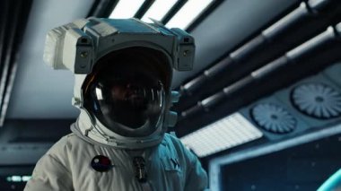 Astronot yörünge istasyonunda Mars 'a gidiyor, bilinmeyen dünyaların haritasını çıkarıyor. Uzay gemisindeki kozmonot gezegen yüzeyini keşfetmeye hazırlanıyor, bilimsel bilgi, kamera B