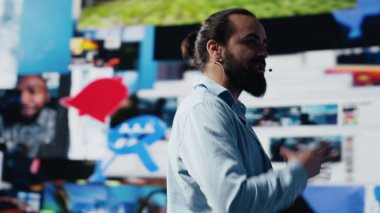 Elsiz mikrofonla, erkek trend belirleyicisi yenilikler için içgörü sunan canlı bir sunuma ev sahipliği yapıyor. Konuşmacı izleyicilerle çevrimiçi eğlence hakkında konuşuyor. Kamera A.