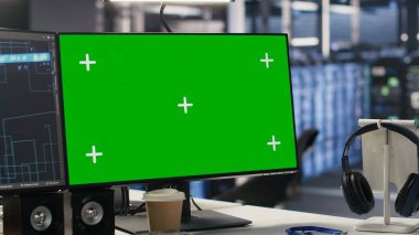 Yapay zeka sistemi izleme ve performans takibi için kullanılan yüksek teknoloji veri merkezindeki model bilgisayar. Bilgisayar işlemlerinde yer alan sunucu donanımlarını denetleyen yeşil ekran PC